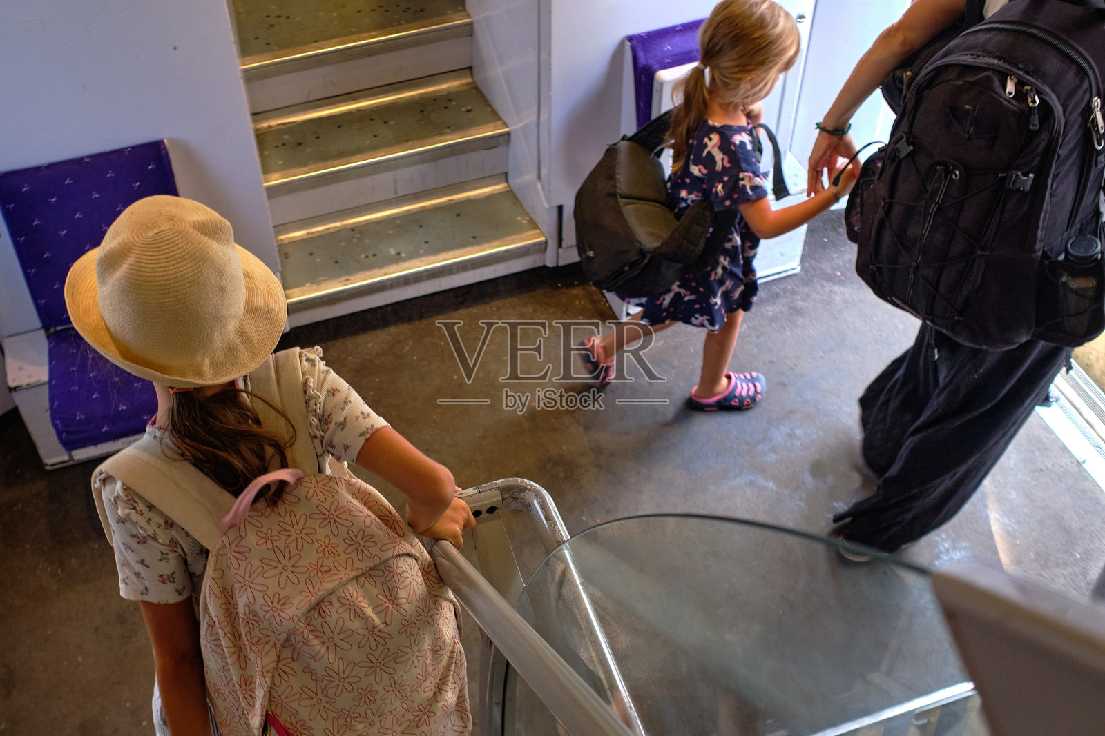 下车：家庭冒险继续照片摄影图片