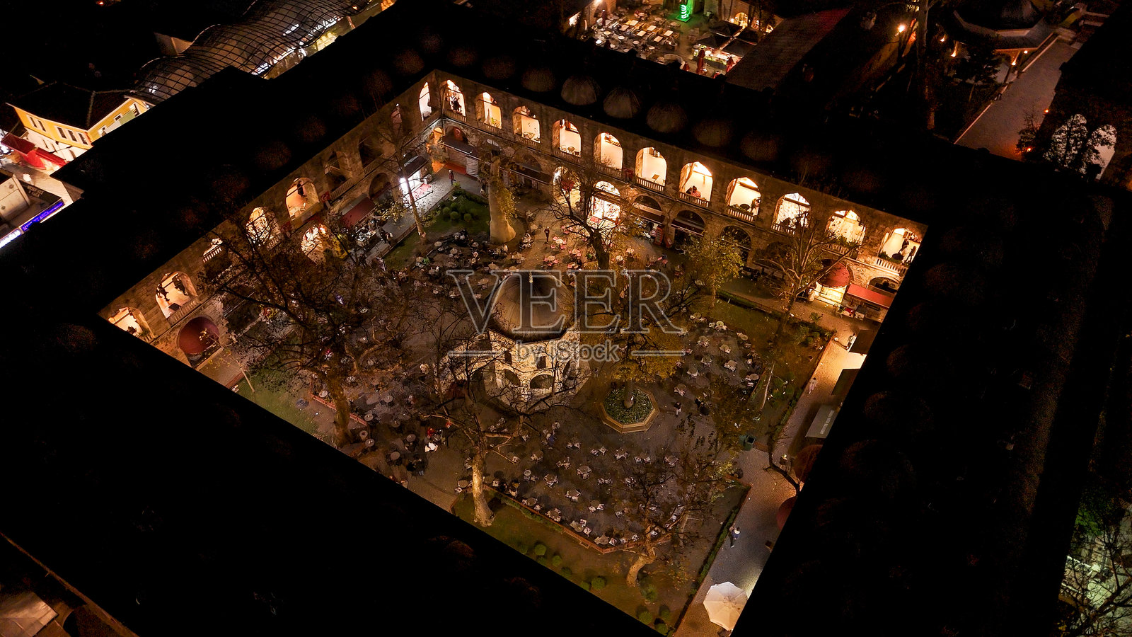 土耳其布尔萨的科扎汉空中视角，历史悠久的奥斯曼驿站被充满活力的城市景观环绕，科扎汉：土耳其布尔萨的历史奥斯曼贸易中心，保存了数百年的建筑和文化遗产。照片摄影图片