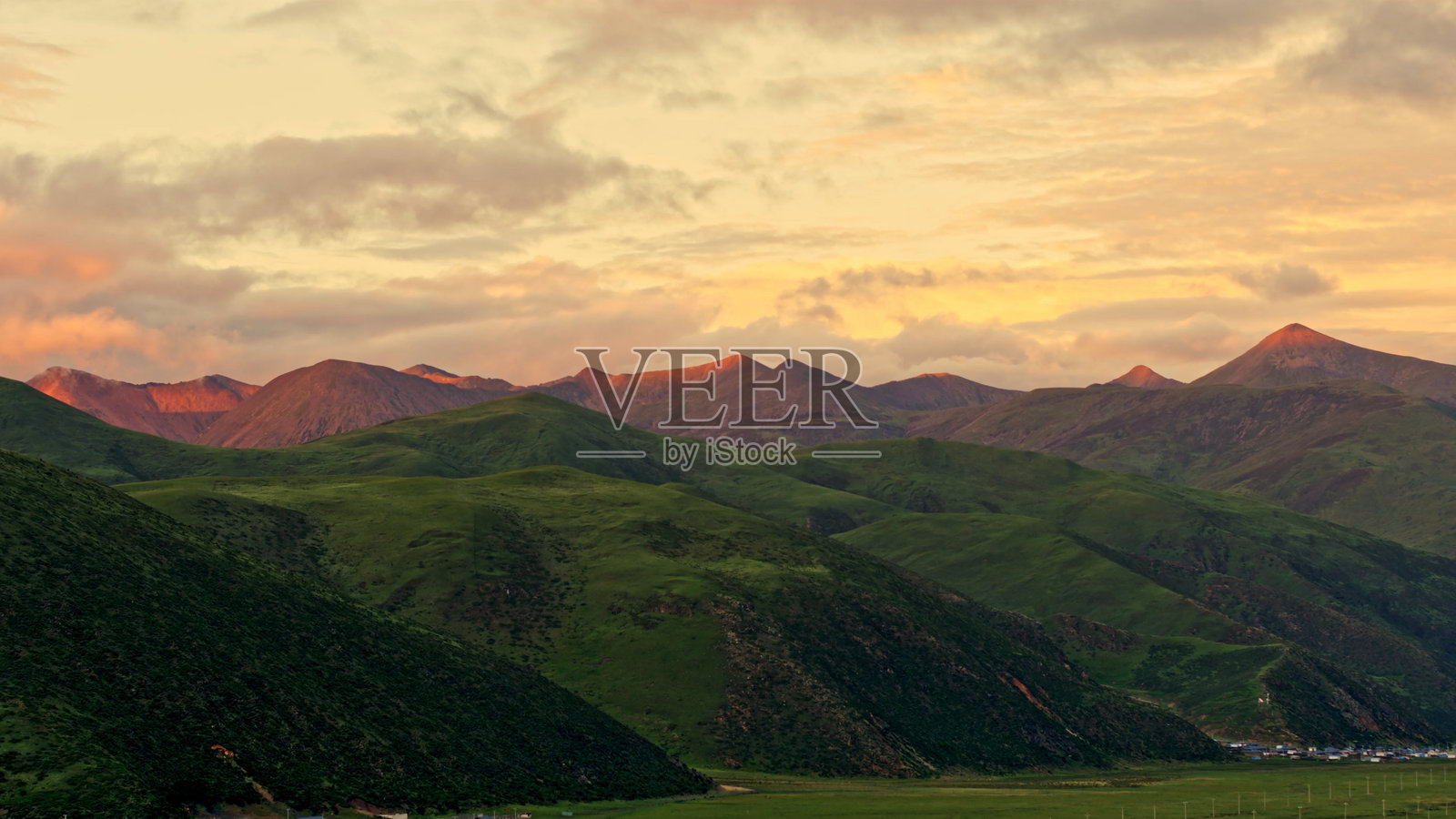 青藏高原，山谷，高山，中国，亚洲。照片摄影图片