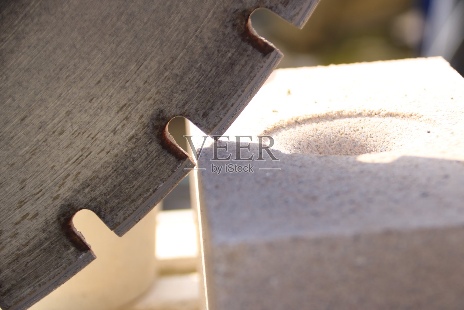 石材锯的锯片靠在砖墙上照片摄影图片