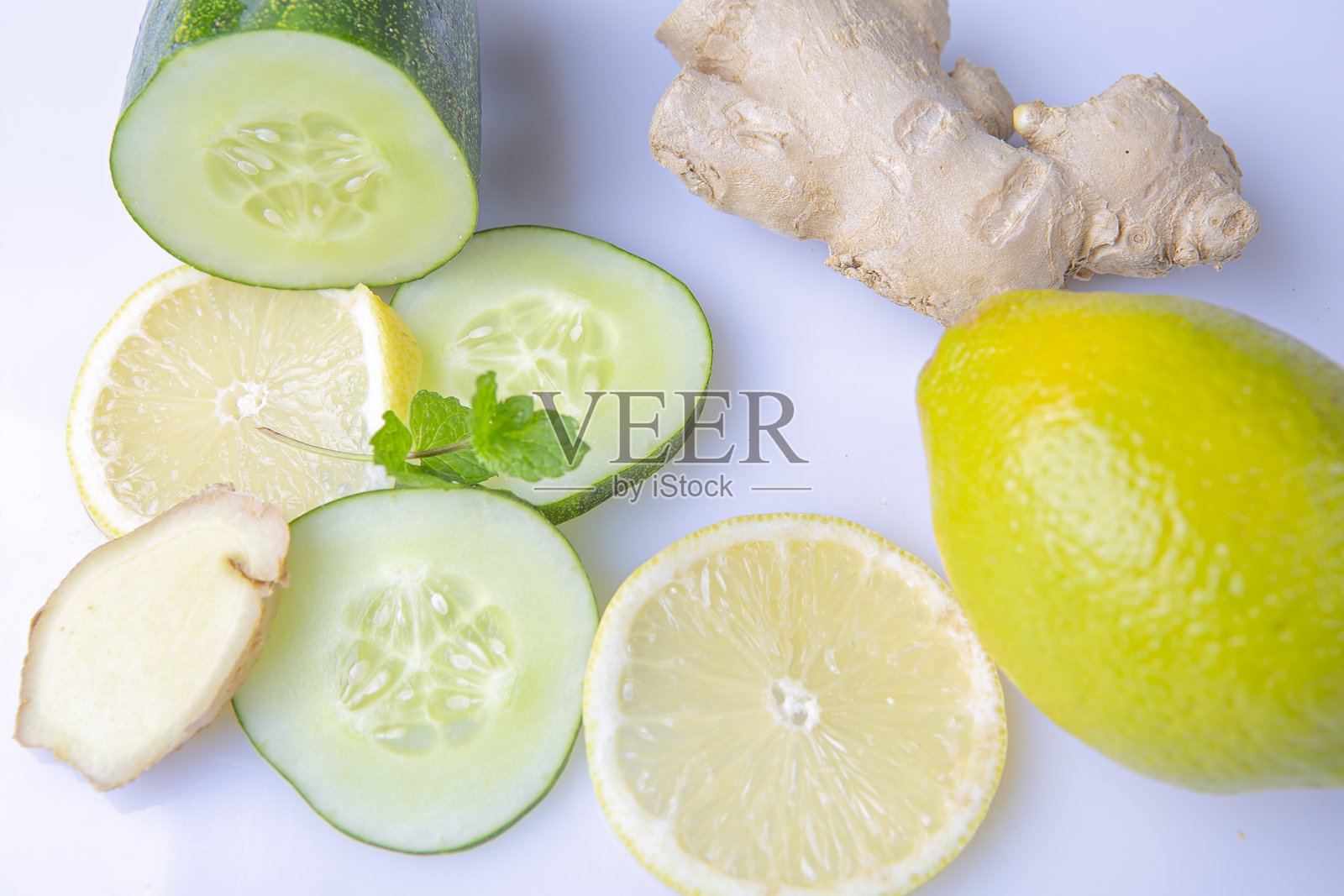 健康饮食的好食材：黄瓜、柠檬、生姜和薄荷，背景为白色照片摄影图片