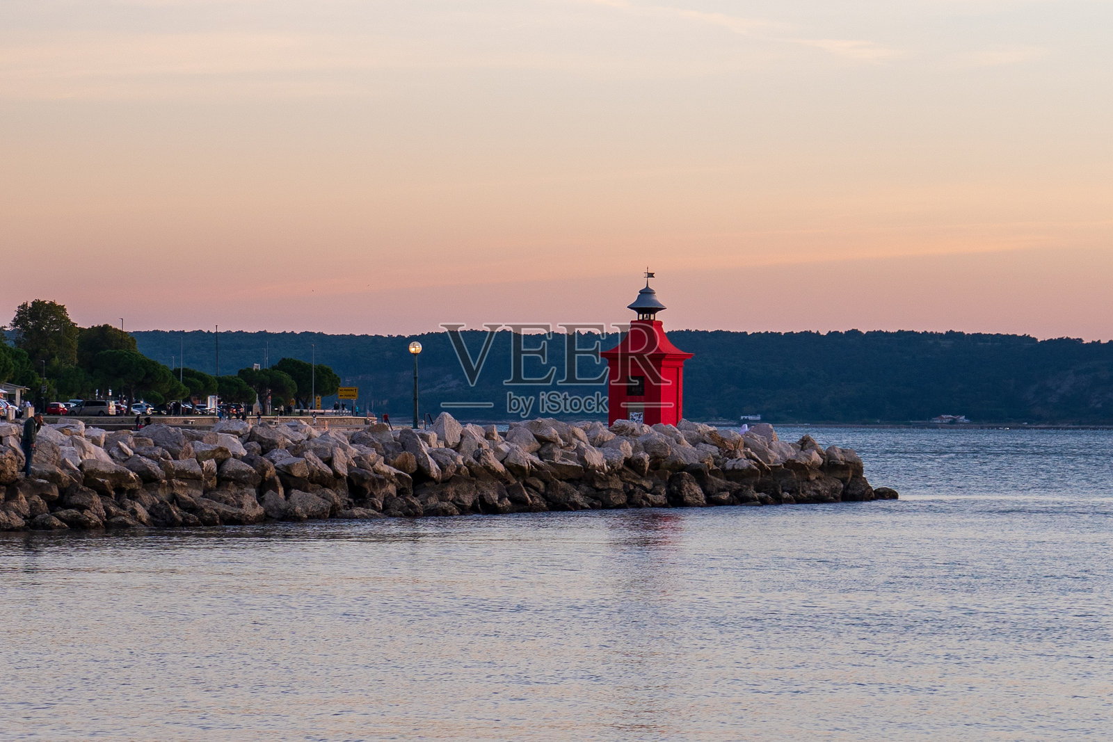 斯洛文尼亚皮兰 - 2024年11月3日：红色灯塔矗立在海边。照片摄影图片