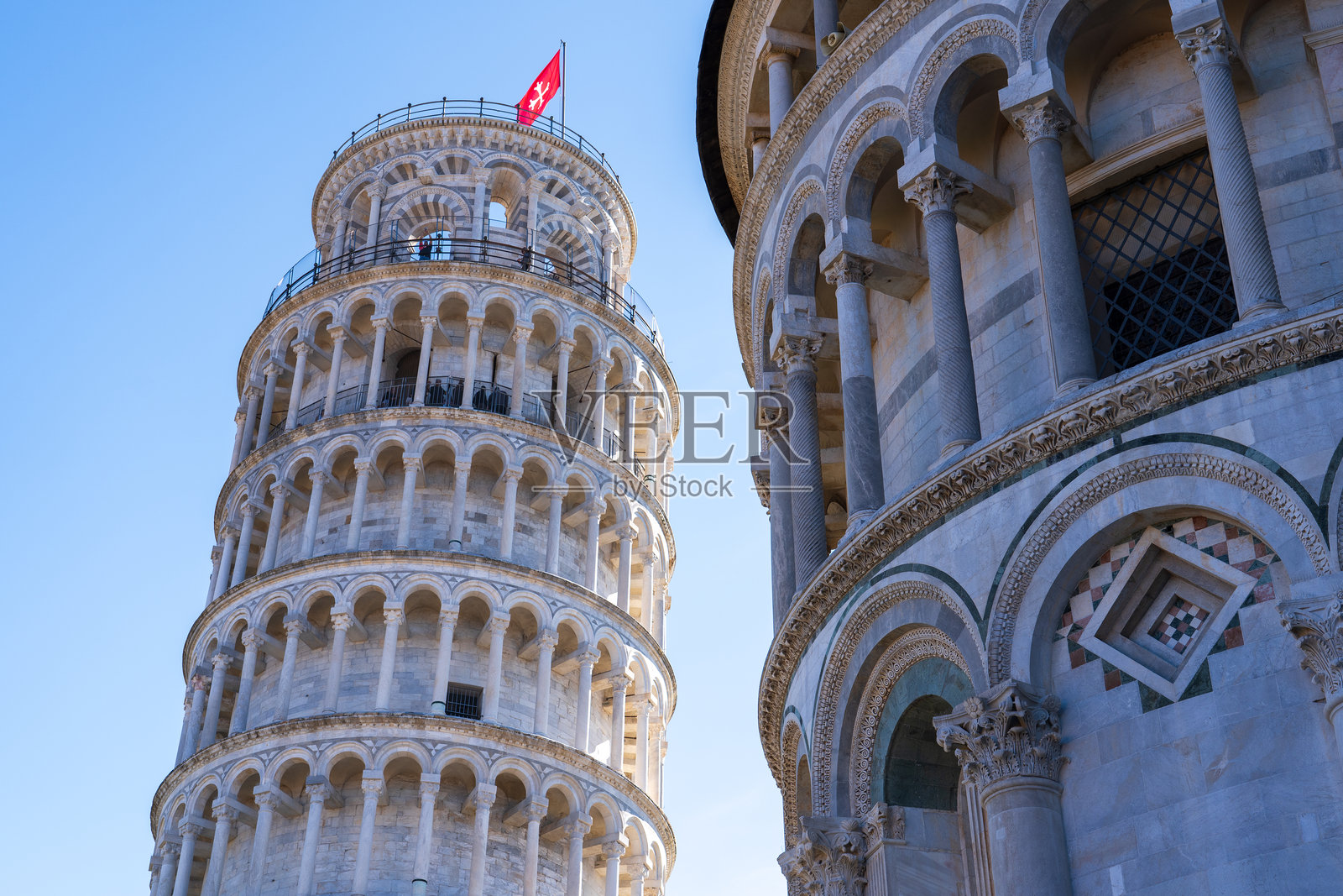 意大利比萨 - 2024年11月4日：比萨斜塔和比萨大教堂的景观照片摄影图片