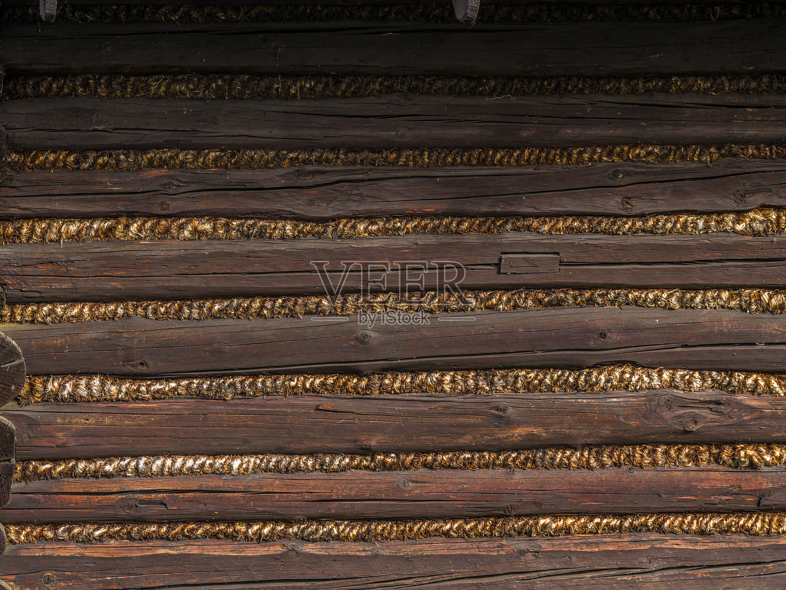 传统木质小木屋墙壁，使用麻绳密封剂照片摄影图片