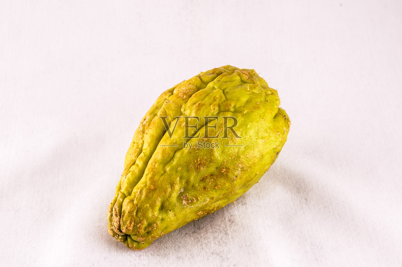 一个有棕色斑点的绿色水果照片摄影图片