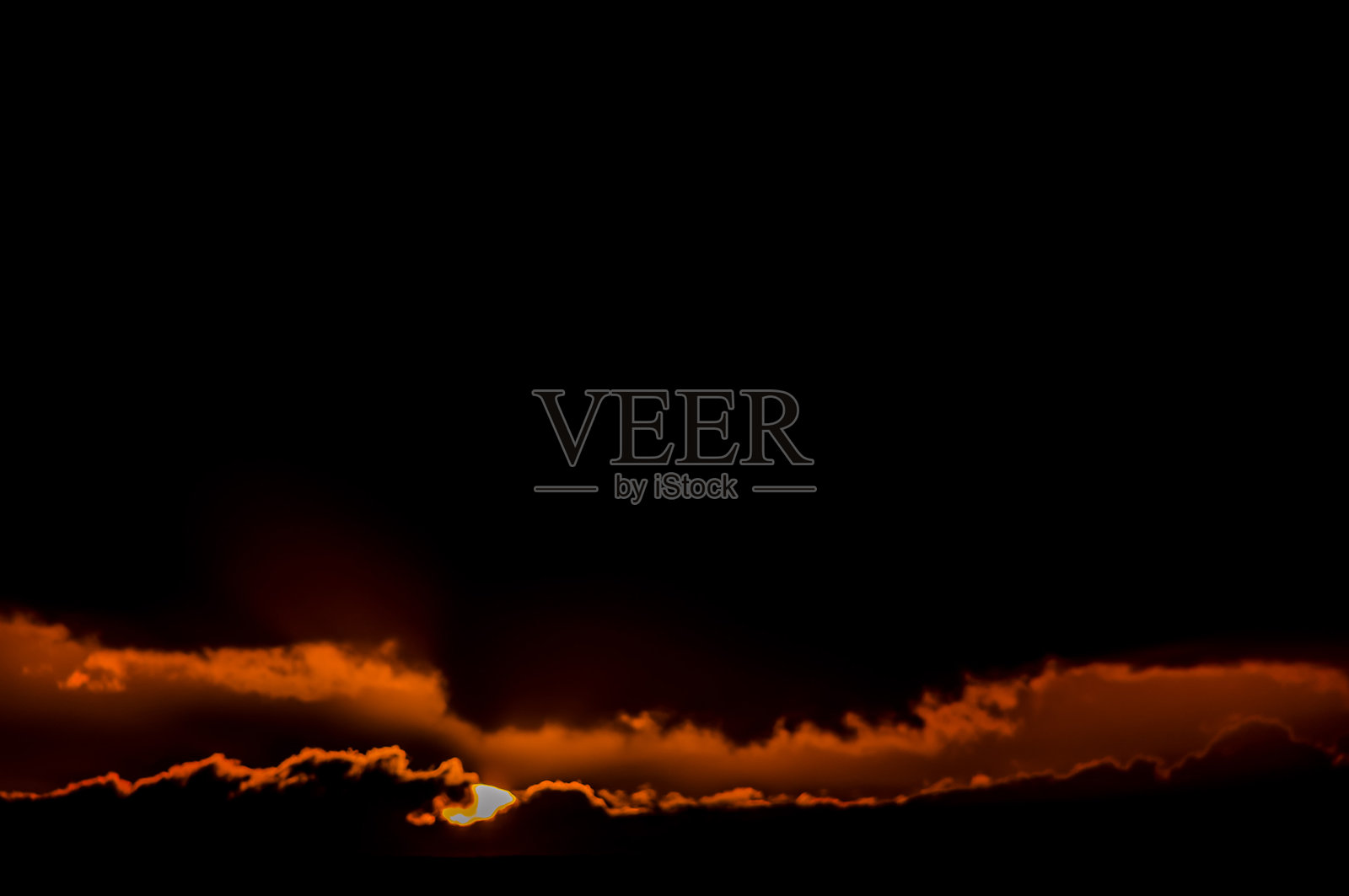 黑色的天空中有橙色的云彩和一轮太阳照片摄影图片