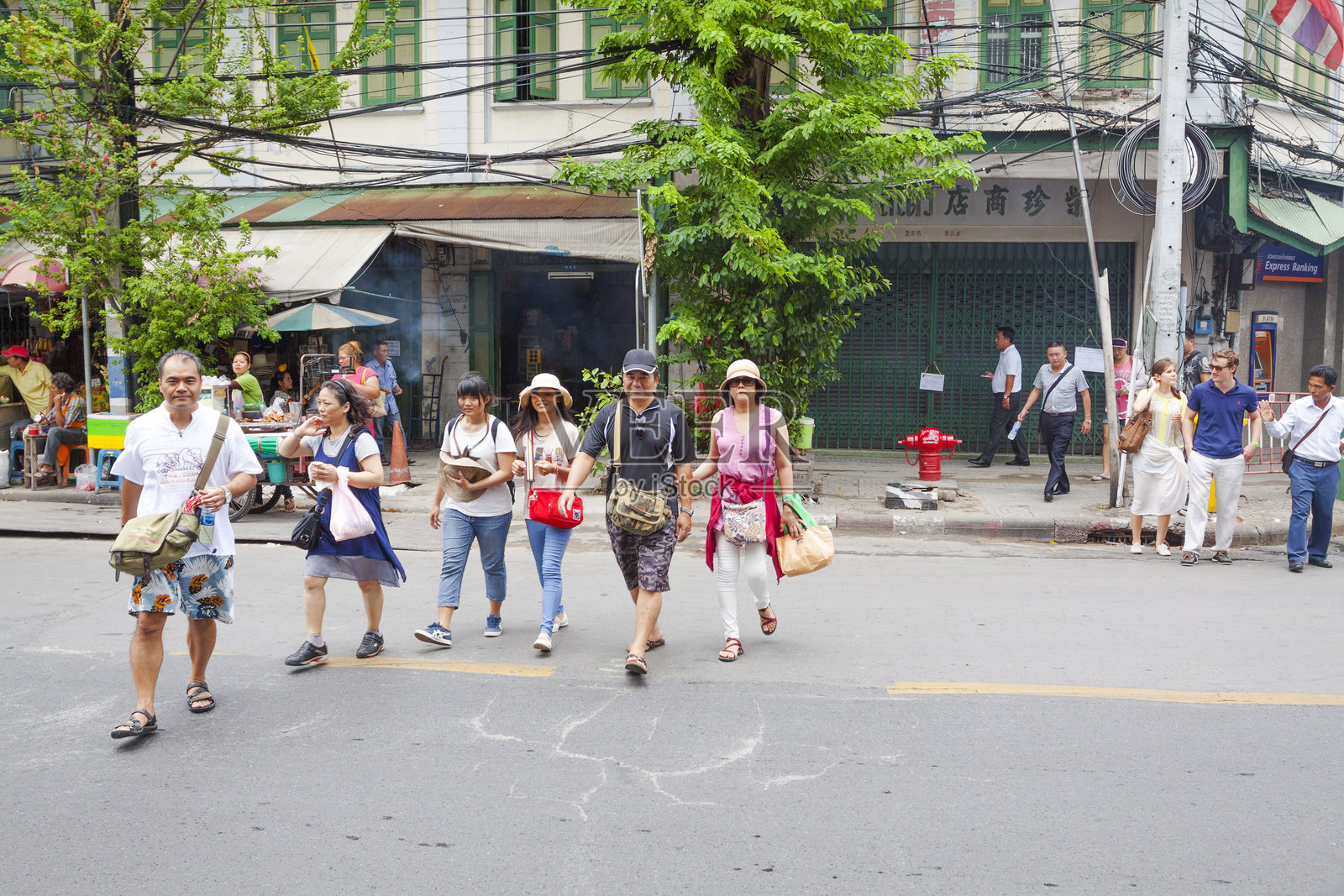 一群亚洲游客照片摄影图片