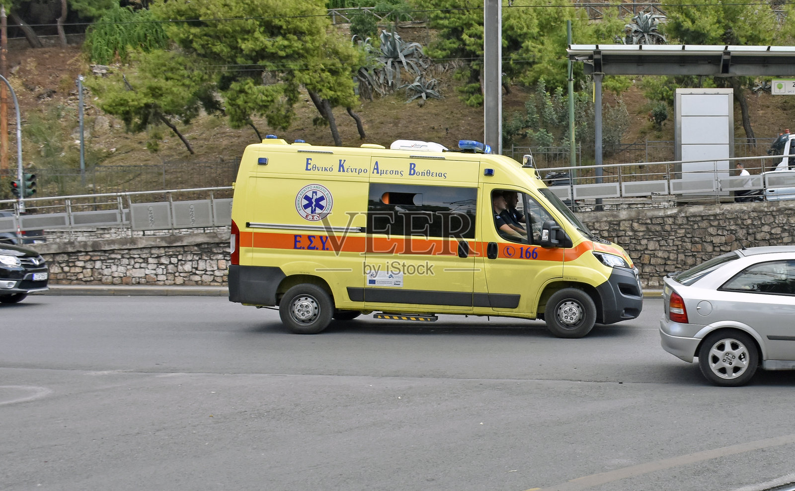 希腊雅典道路上的救护车陆地车辆景观照片摄影图片