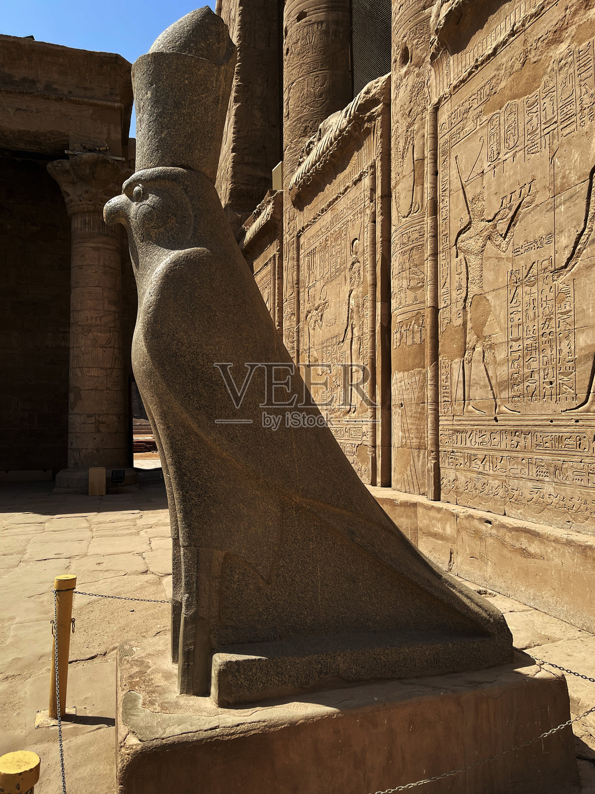 埃及埃德夫，埃德夫神庙的霍鲁斯雕像照片摄影图片