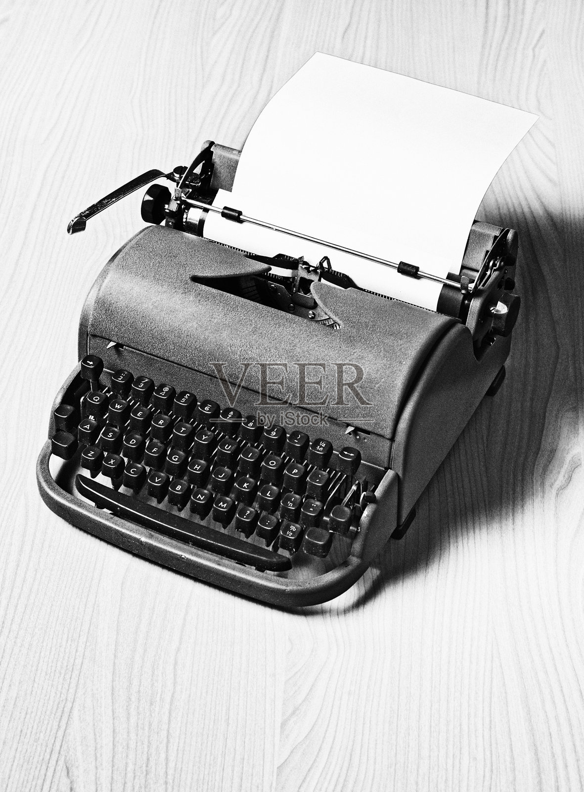 复古手动打字机与一张准备好输入的空白纸页照片摄影图片