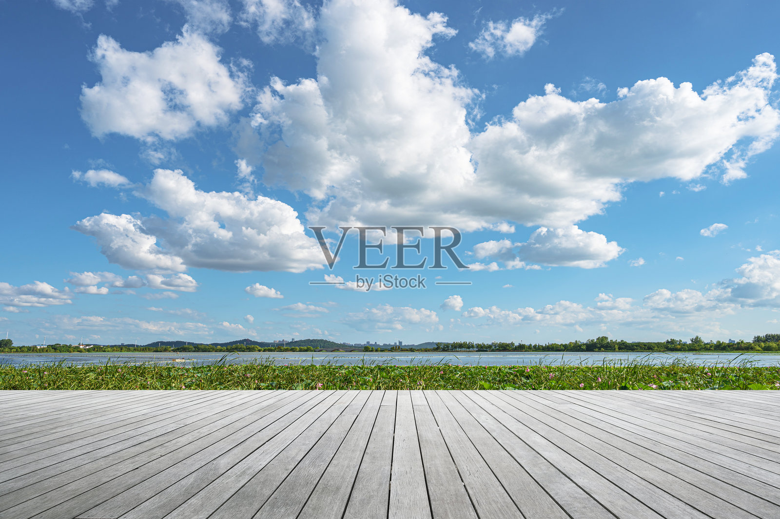 湖边空荡荡的木栈道，阳光明媚的蓝天照片摄影图片