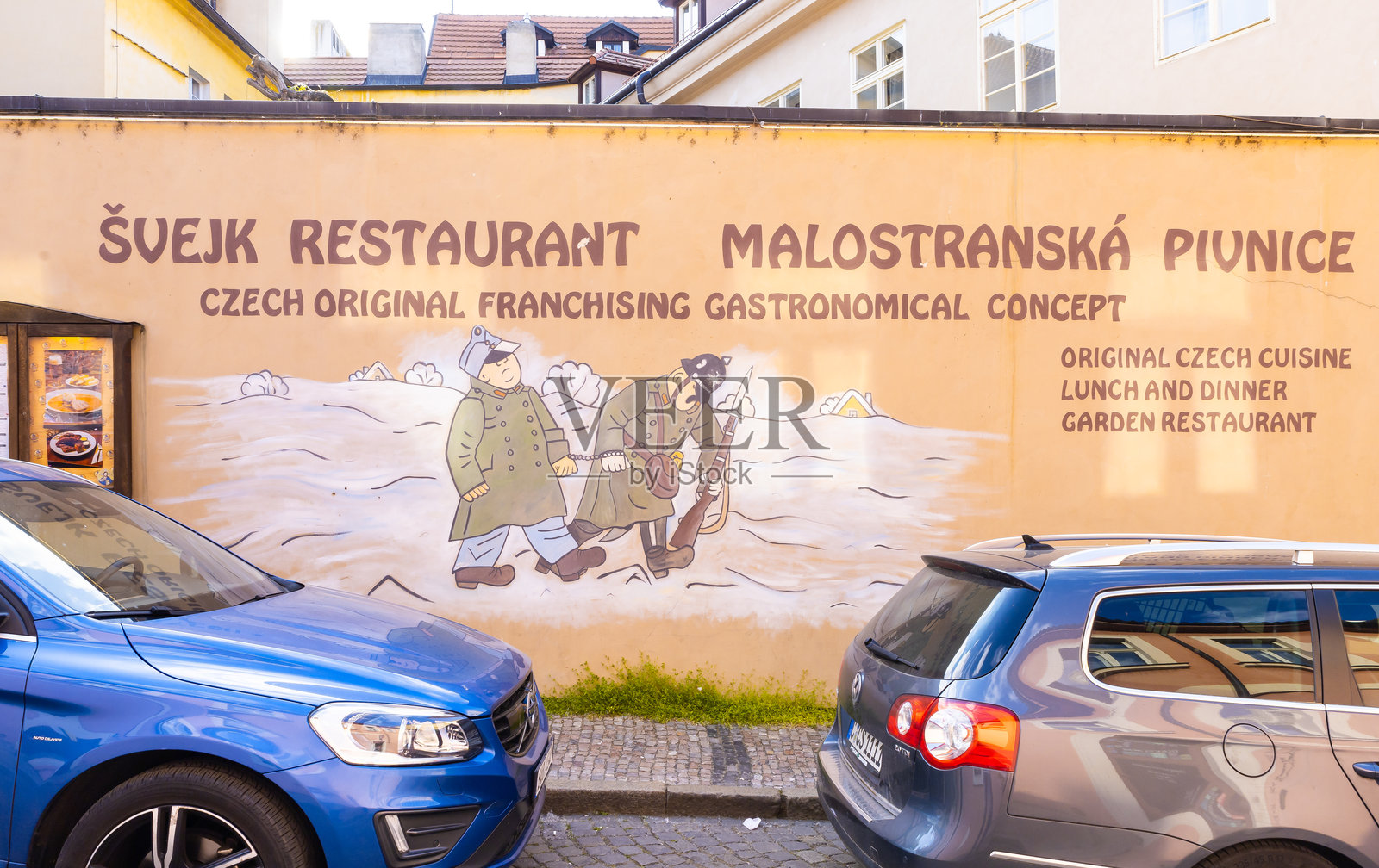 在捷克共和国布拉格的Cihelna街上，U Shvejka啤酒厅的墙壁上的画作照片摄影图片
