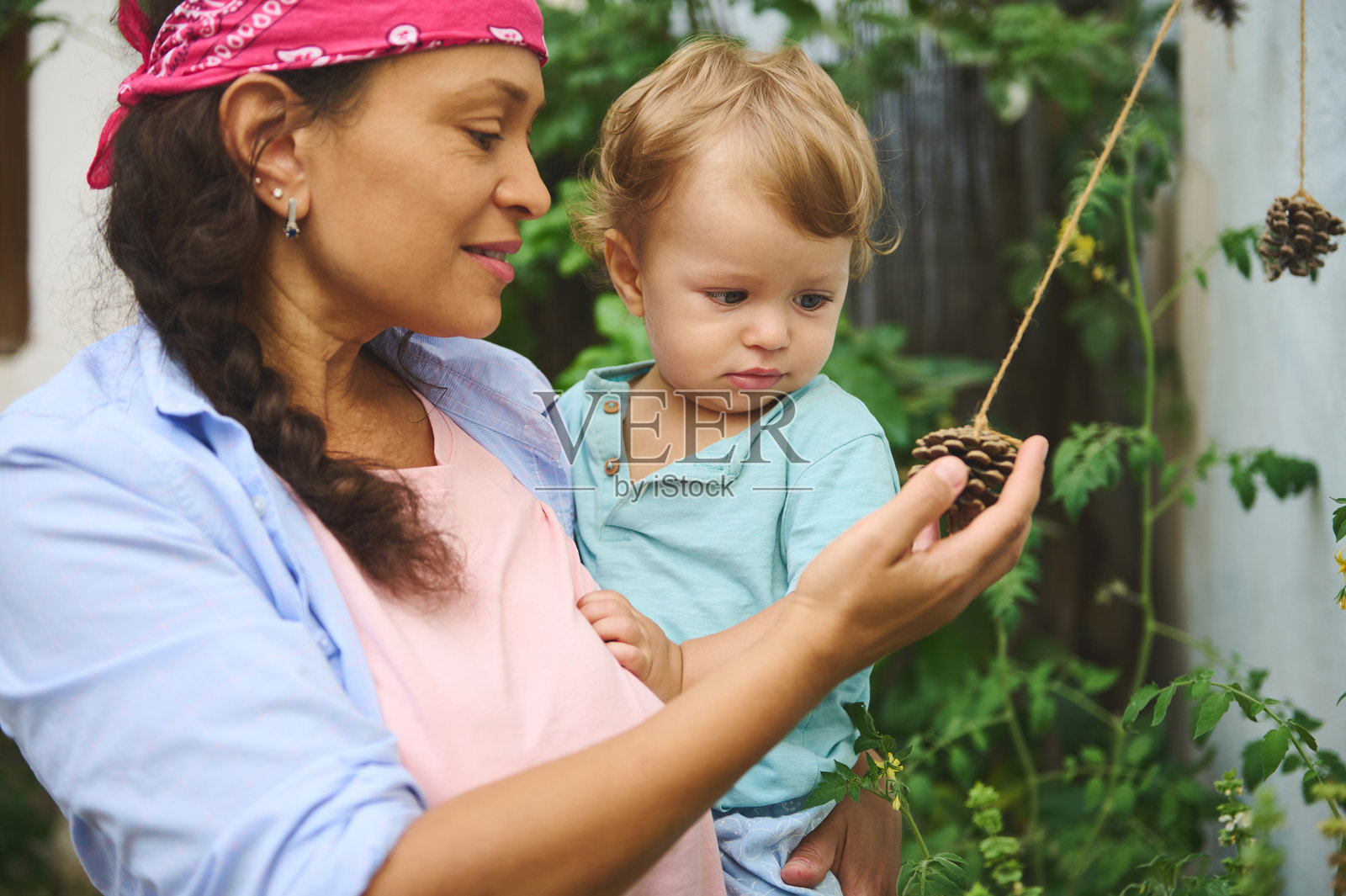 母亲和孩子在户外玩耍，探索自然照片摄影图片