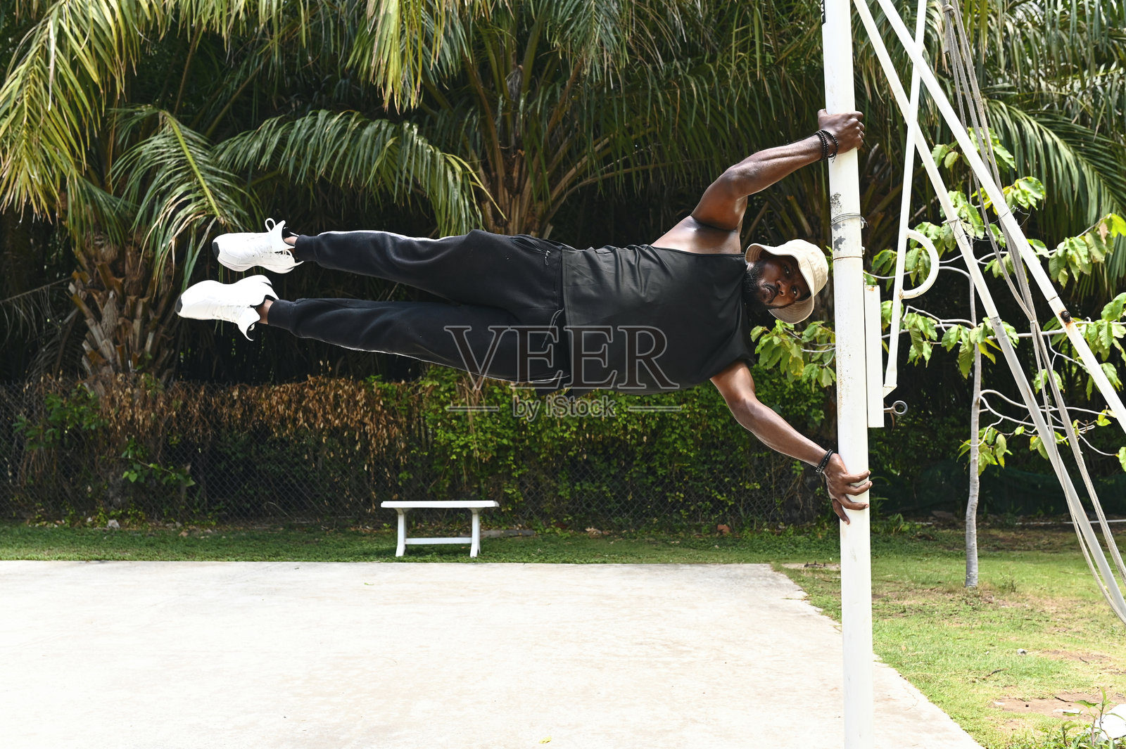 肌肉发达的年轻人在户外训练照片摄影图片