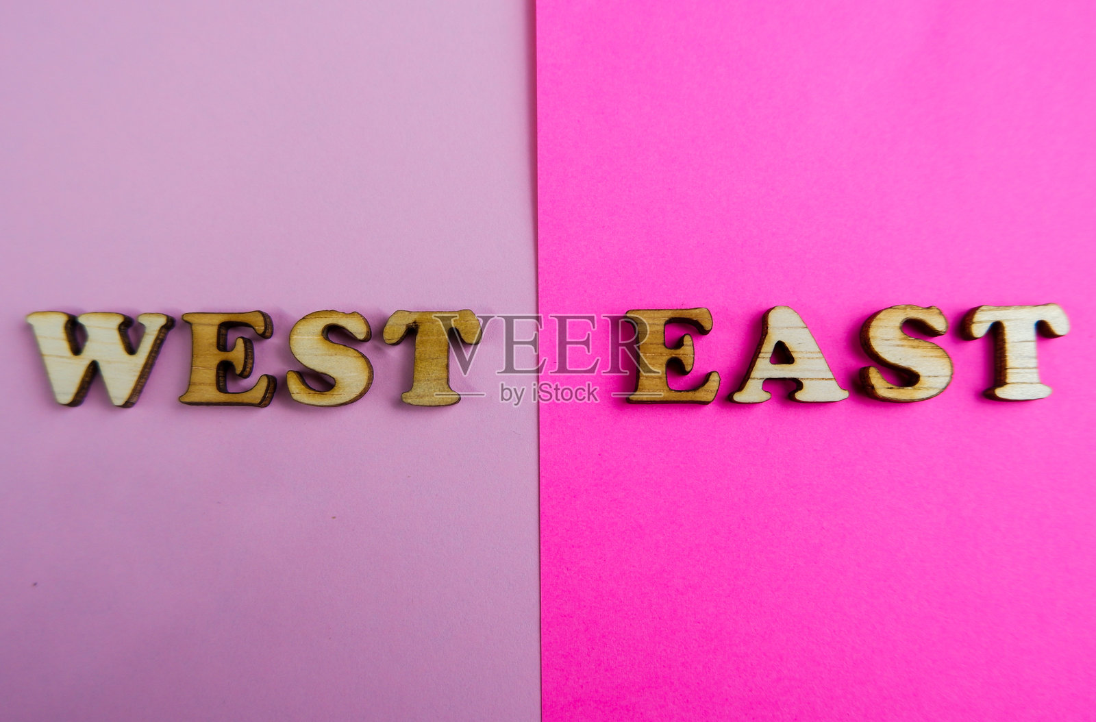 五彩背景上的木制字母文本“西 东”。激励词语名言概念。留白，横幅，俯视图，季节性促销，零售，购物概念。黑色星期五促销。照片摄影图片