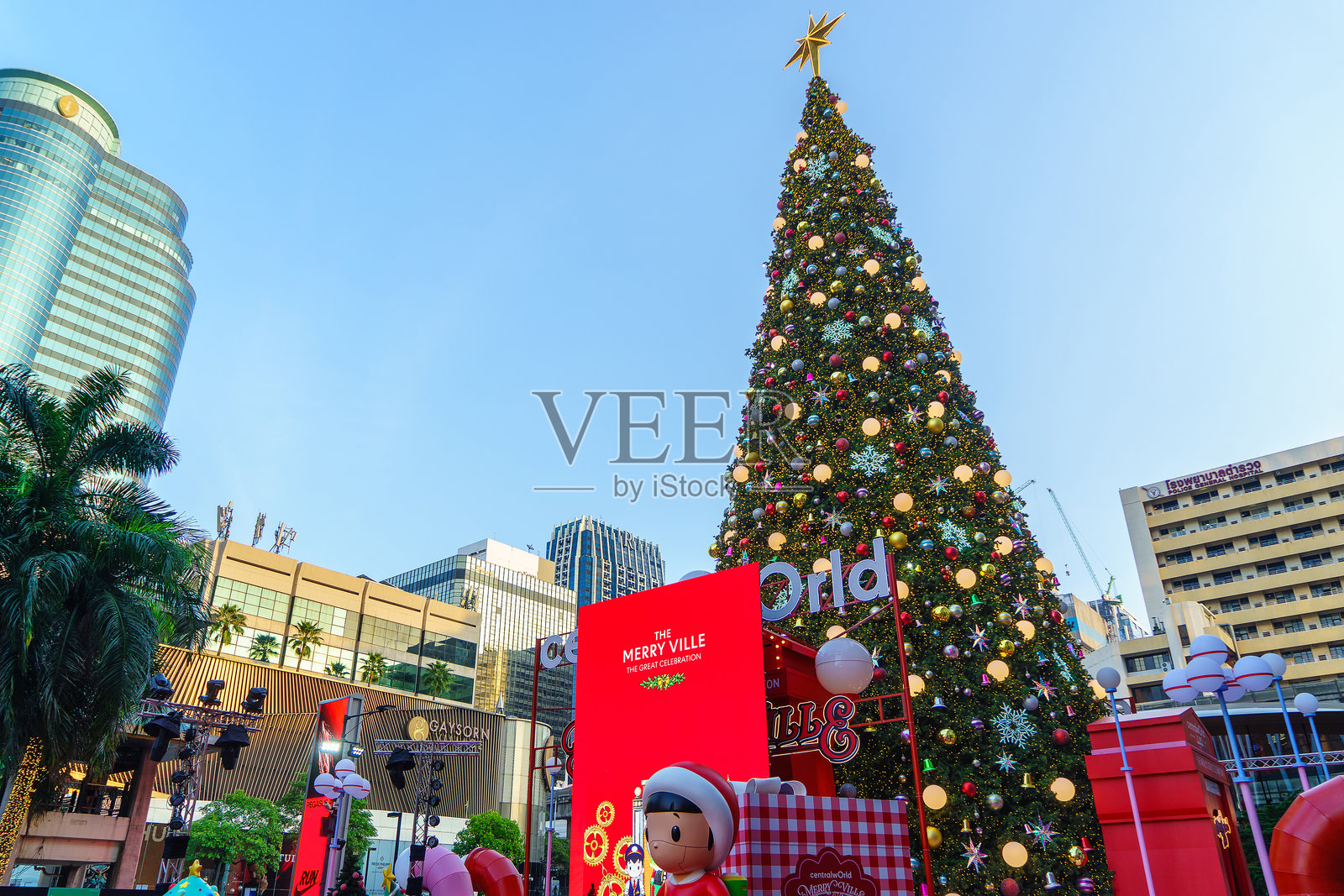 Centralworld推出圣诞树“Centralworld x JP TOYS Gallery呈现的快乐城2025”，以“艺术玩具圣诞树”为主题，装饰了数百万盏灯。照片摄影图片