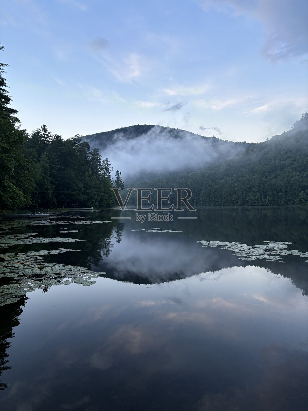 北卡罗来纳州山区的湖畔照片摄影图片
