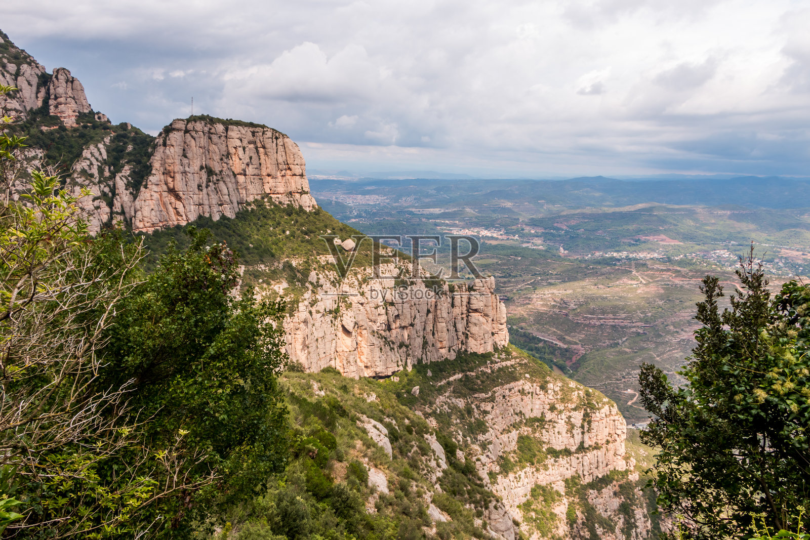 巴塞罗那，西班牙的蒙特塞拉特山全景。美丽的风景照片摄影图片