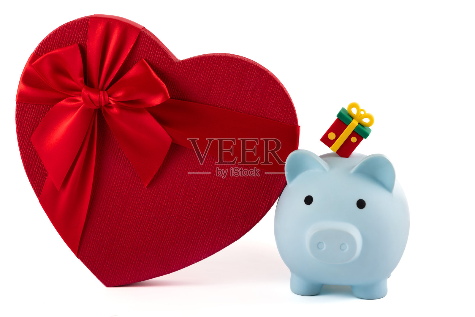白色背景上的人心形状的礼品盒和一个储蓄罐照片摄影图片
