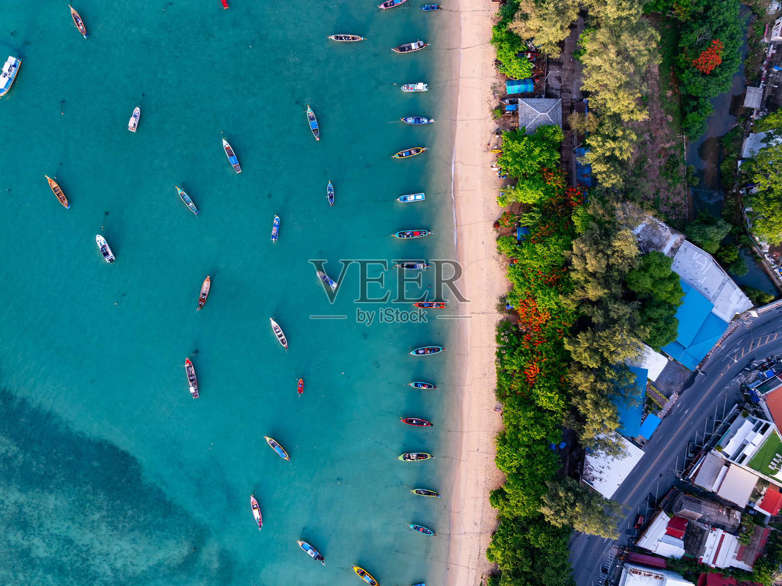 夏季美丽的海洋与长尾渔船照片摄影图片