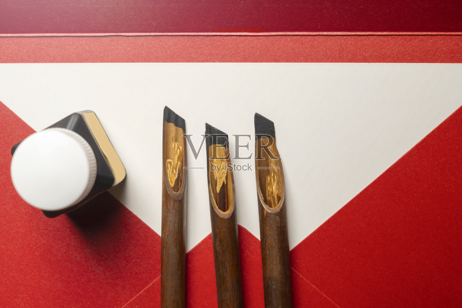 毛笔、墨水瓶、红色信封和白色卡片的组合照片摄影图片