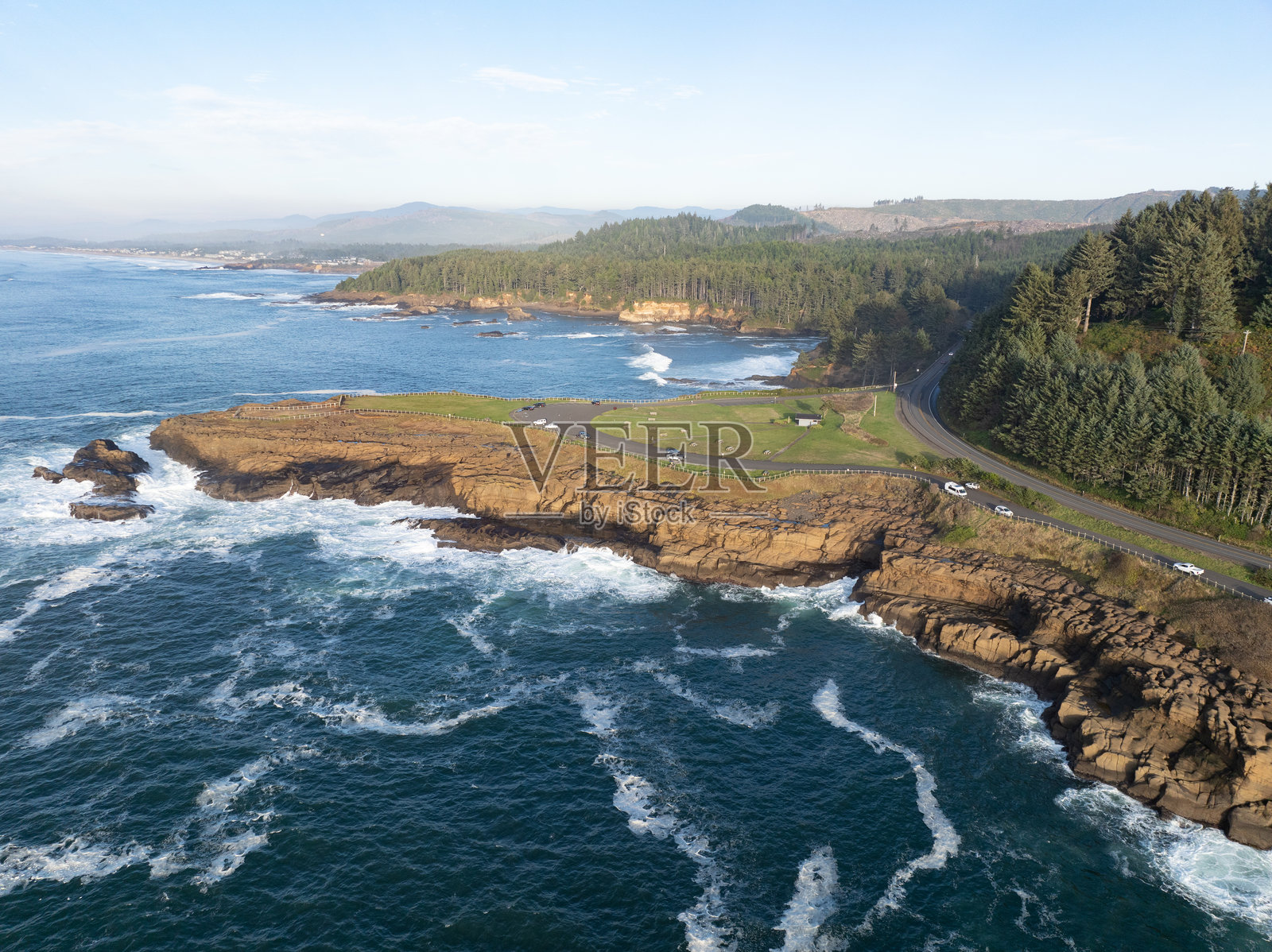 俄勒冈州风景如画且崎岖的海岸的鸟瞰图照片摄影图片