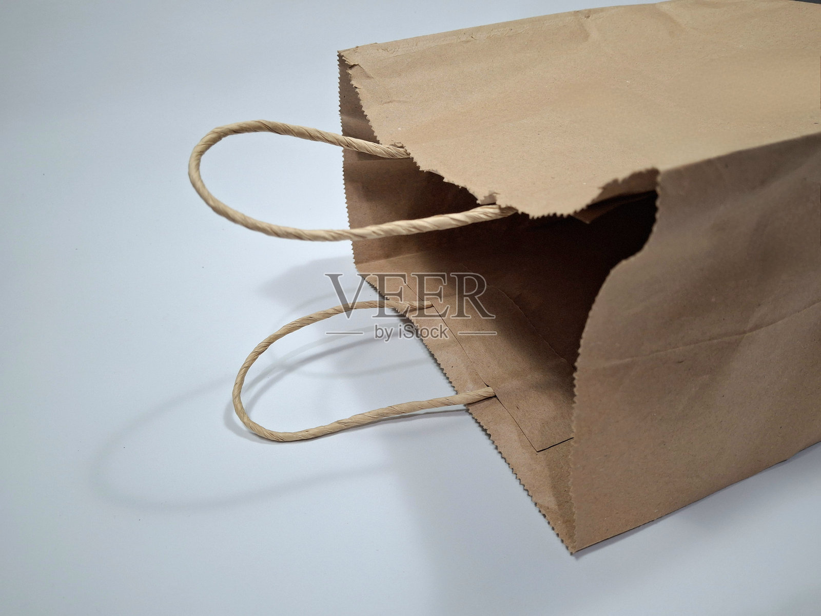 白色背景下的购物纸袋照片摄影图片