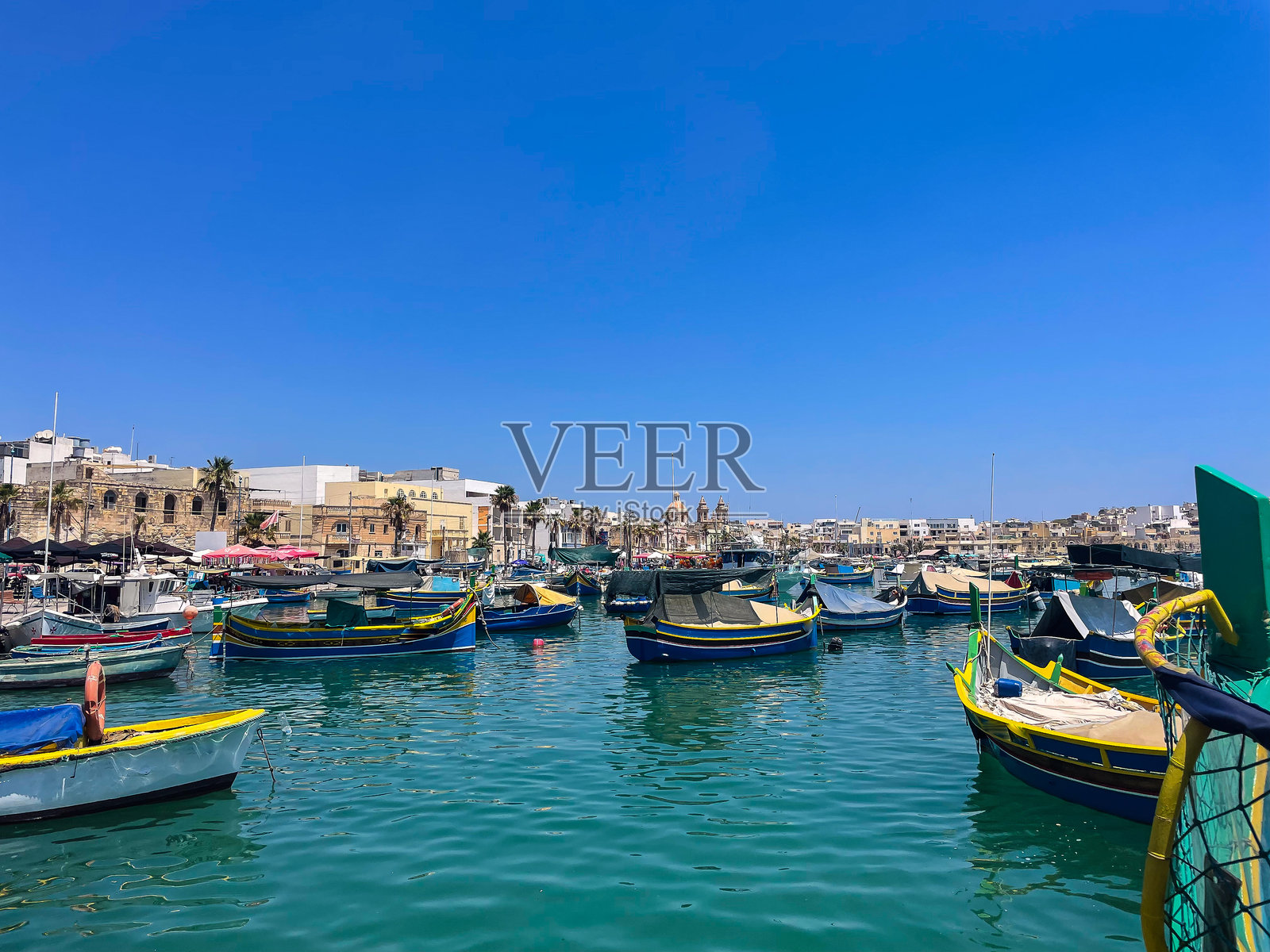 马耳他岛马尔萨什洛克镇码头的传统帆船，地中海照片摄影图片