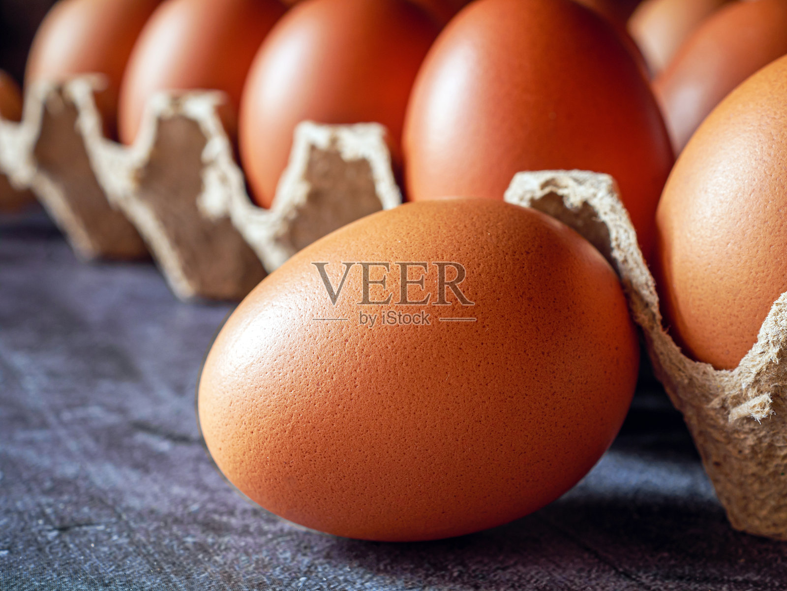 有机鸡蛋的特写，放在蛋 carton 中照片摄影图片