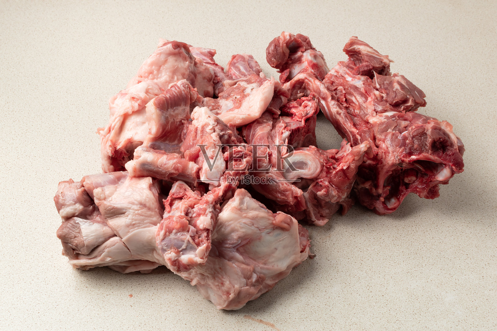 生肉与猪骨。生肉修整料。照片摄影图片