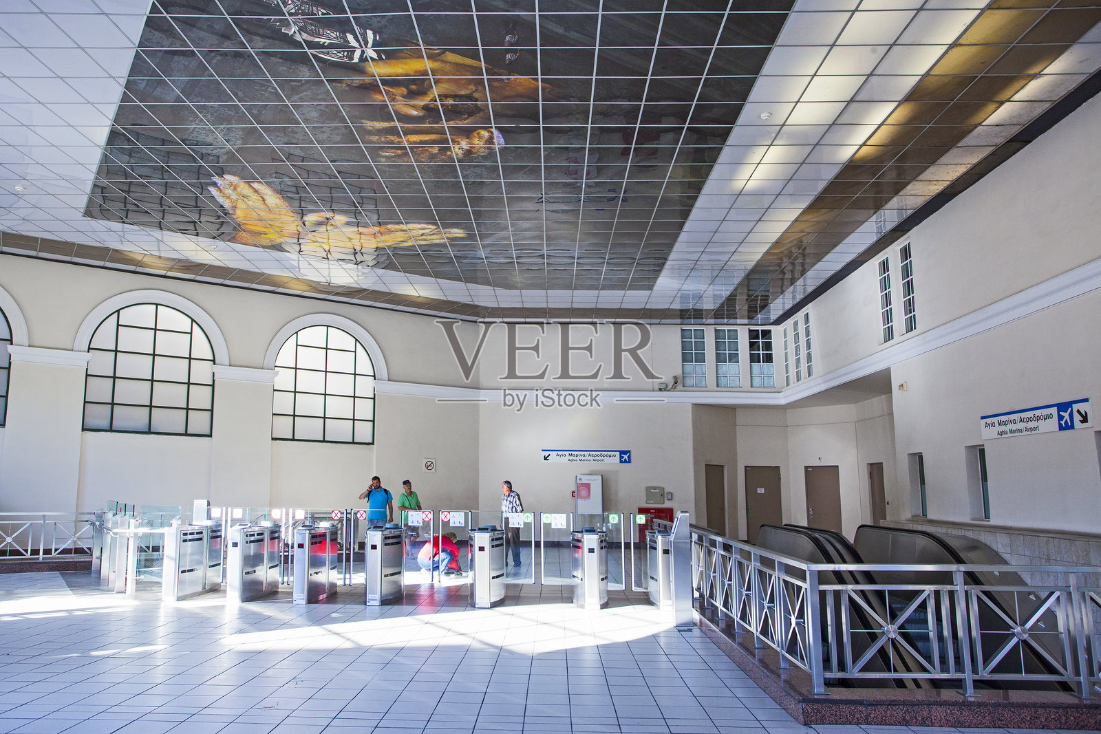 莫纳斯提拉基站的地铁 - 地铁是雅典最受欢迎的公共交通工具。照片摄影图片