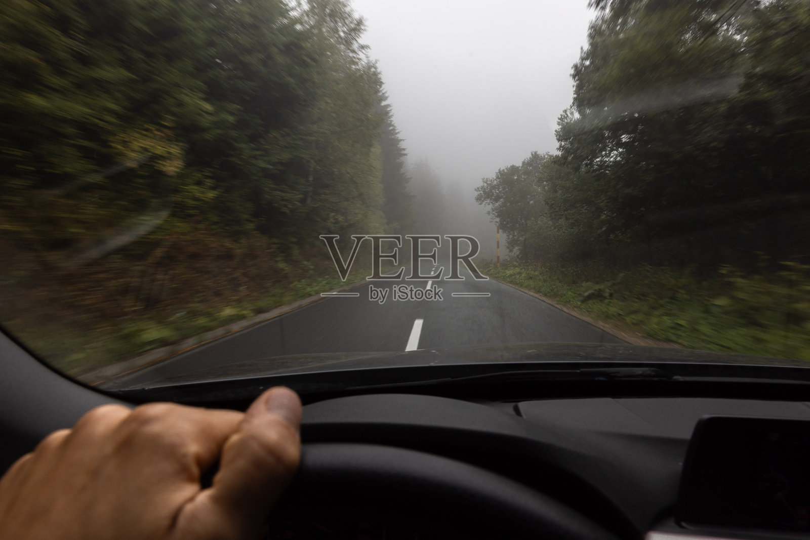 在山上驾驶汽车照片摄影图片