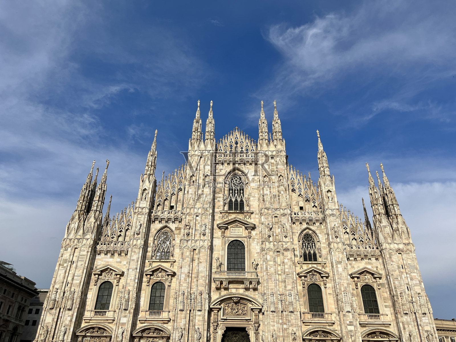 米兰大教堂在阳光明媚的夏季美丽风景中，位于意大利伦巴第大区米兰市中心的历史区域。照片摄影图片