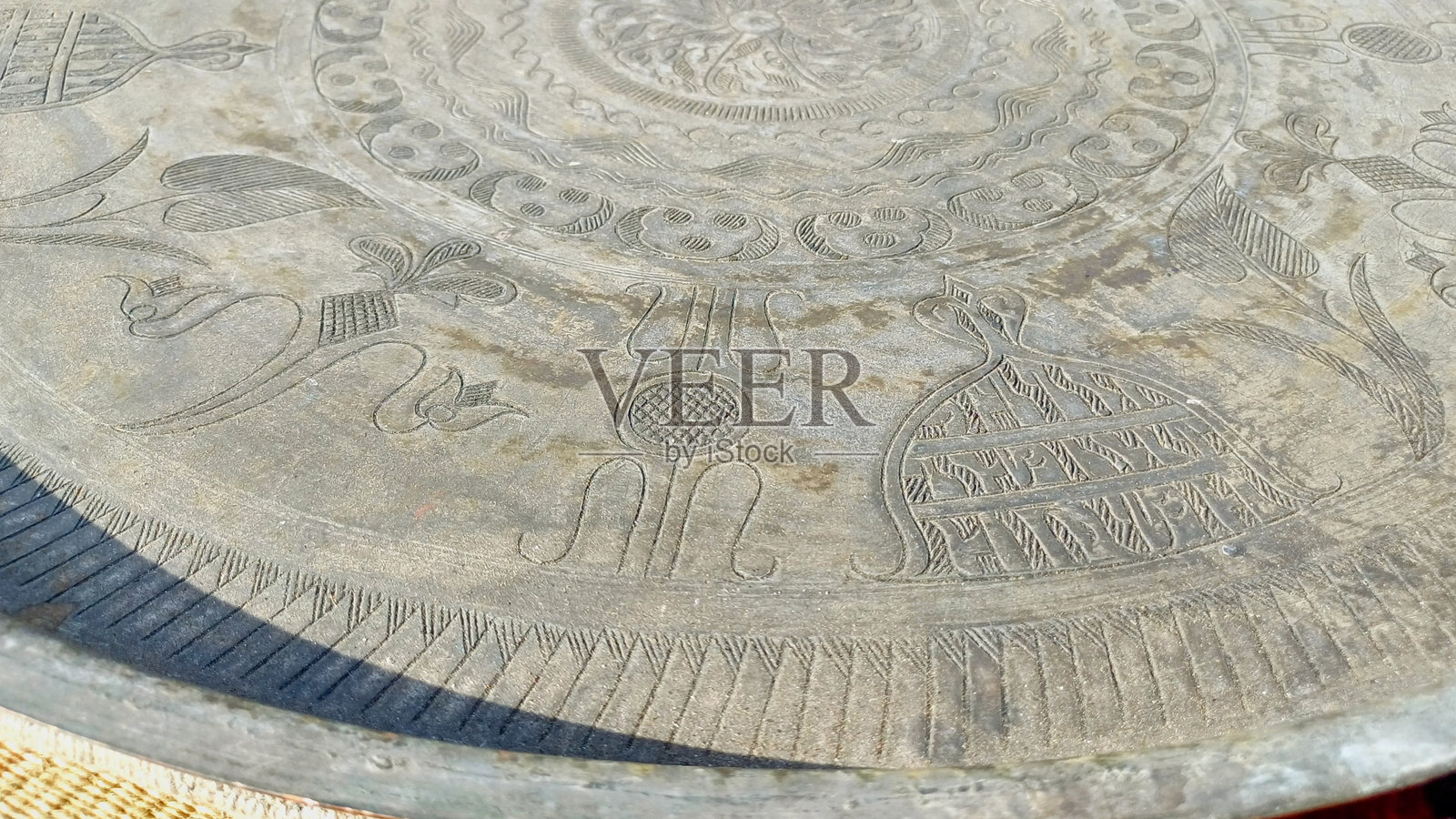 古老的装饰铜器，手工艺品，雕刻。照片摄影图片