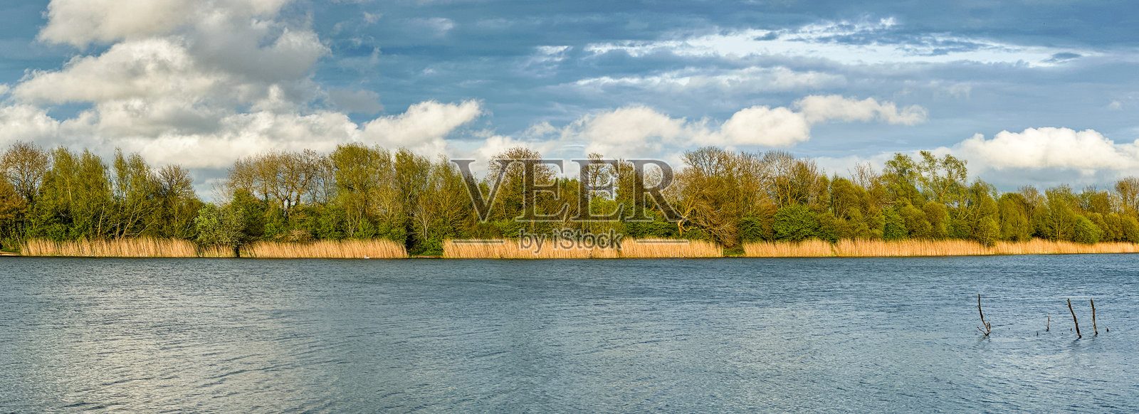 湖泊的美丽景色与壮观的天空照片摄影图片