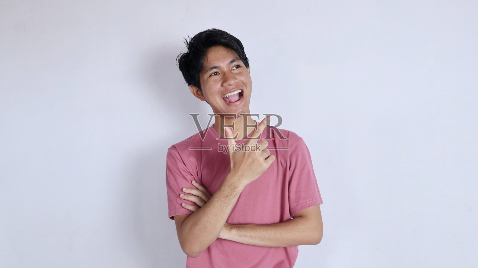 微笑的帅气亚洲男子肖像照片摄影图片