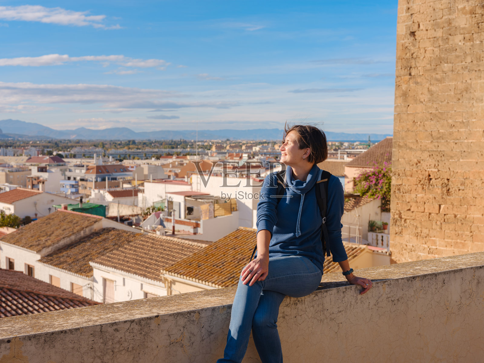 年轻女性在德尼亚探索历史城堡照片摄影图片
