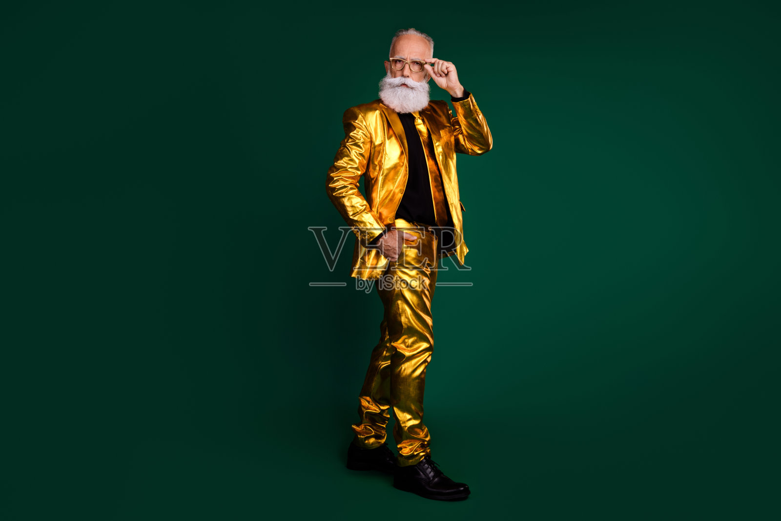 充满魅力的老年绅士穿着闪亮的金色西装，怀旧风格地庆祝节日照片摄影图片