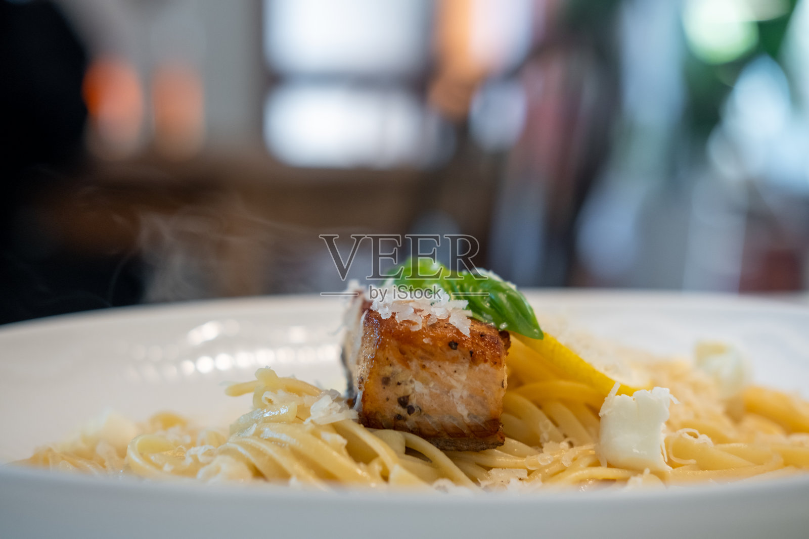 奶酪三文鱼意大利宽面条盛在盘子里照片摄影图片