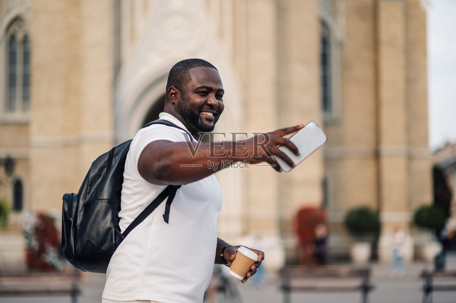 快乐的游客在建筑前自拍照片摄影图片