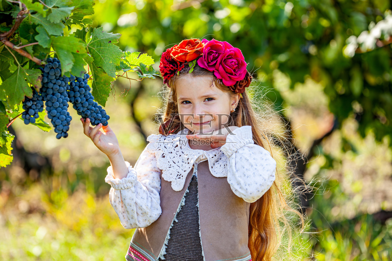 户外的小女孩与葡萄照片摄影图片