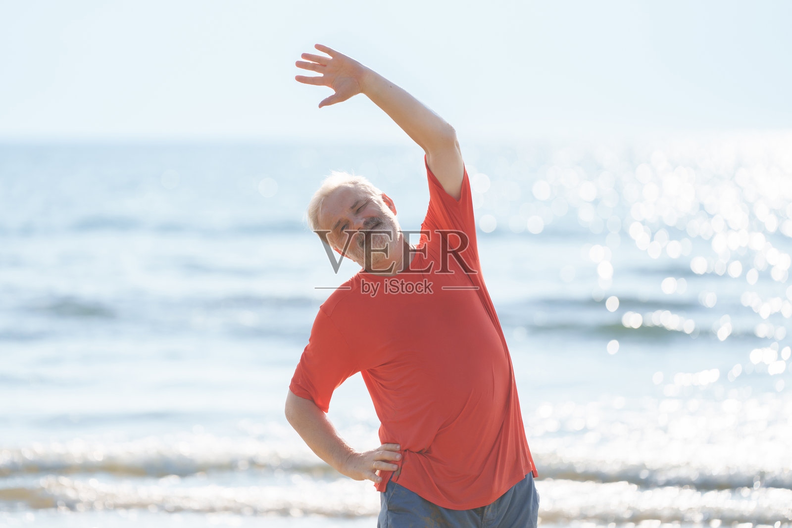 老年人在热带海滩上跑步照片摄影图片