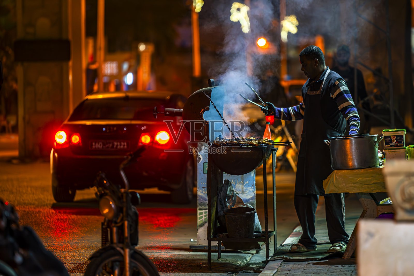 夜晚城市街道上的传统突尼斯街头小吃摊。照片摄影图片