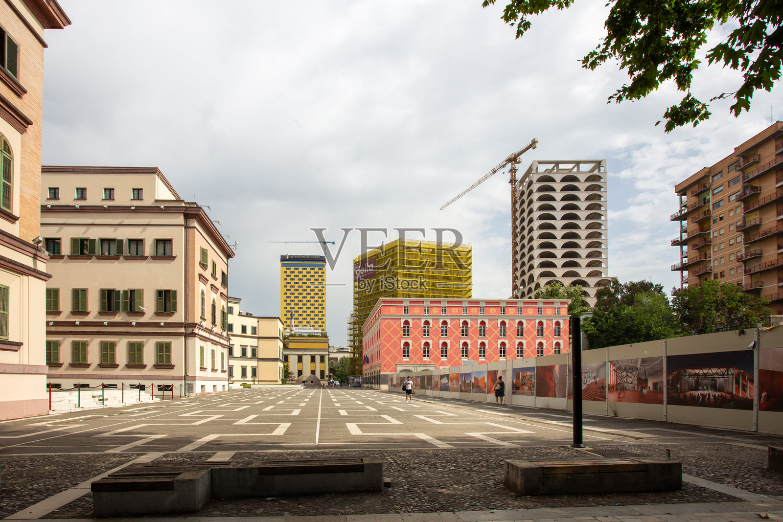 阿尔巴尼亚地拉那的公共建筑和最高塔楼照片摄影图片