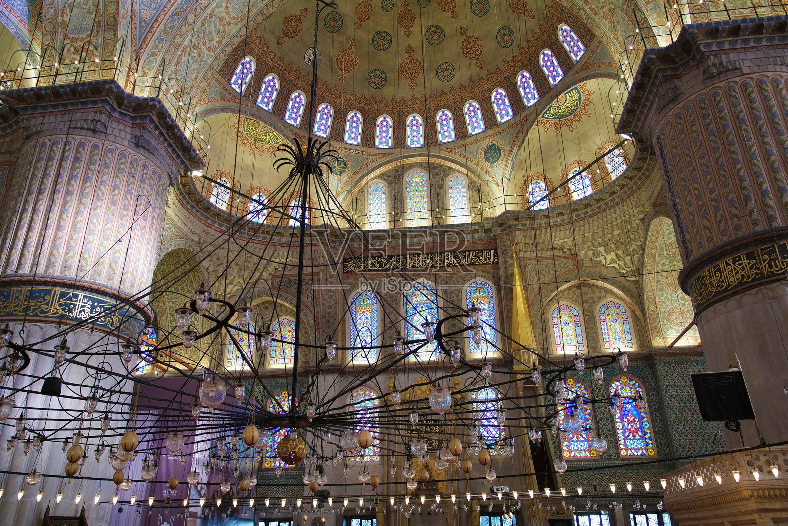 蓝色清真寺（苏丹艾哈迈德清真寺）内部，位于土耳其伊斯坦布尔。照片摄影图片