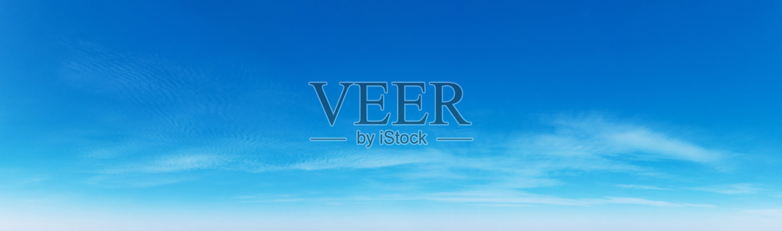 蓝天背景与细小的云朵。全景背景照片摄影图片