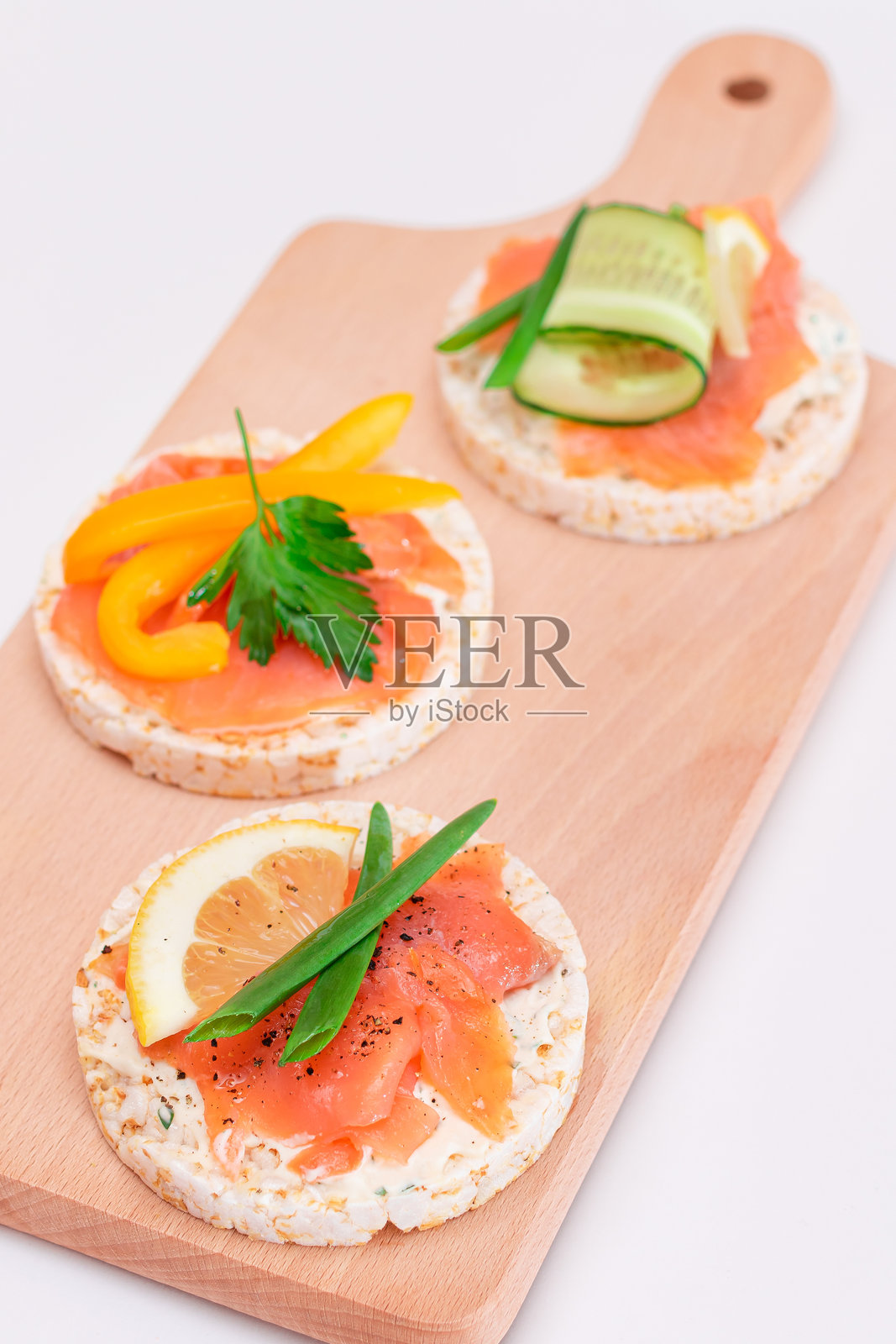 米糕三明治，配新鲜三文鱼、黄瓜、黄甜椒和绿叶蔬菜照片摄影图片