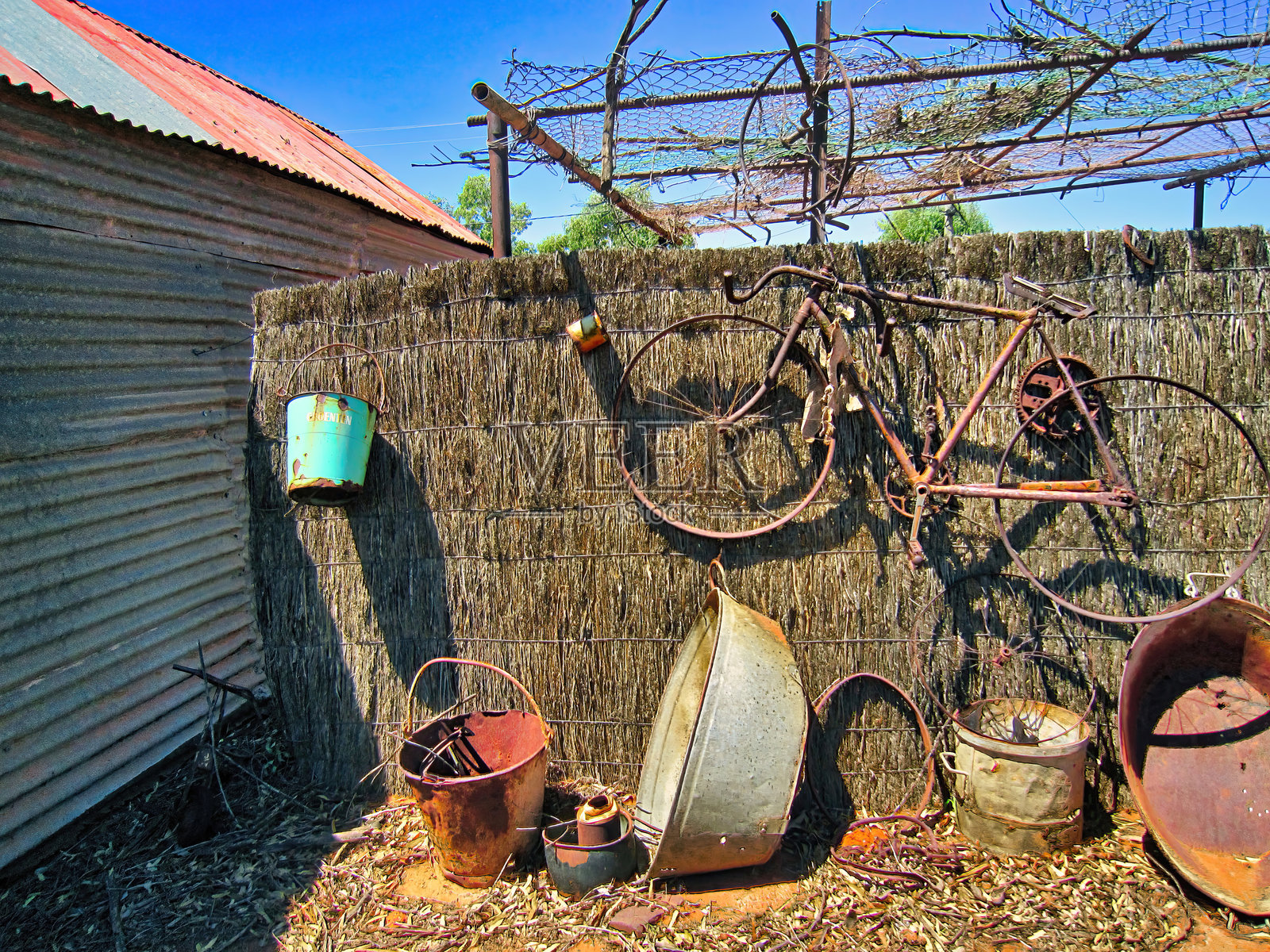 澳大利亚内陆鬼镇中的废弃家居物品和自行车照片摄影图片