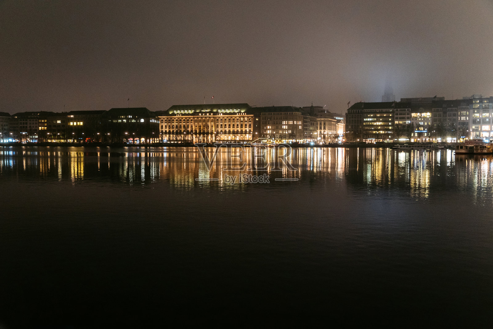 德国汉堡的荣芬斯蒂格，滨内阿尔斯特湖岸边的建筑照片摄影图片