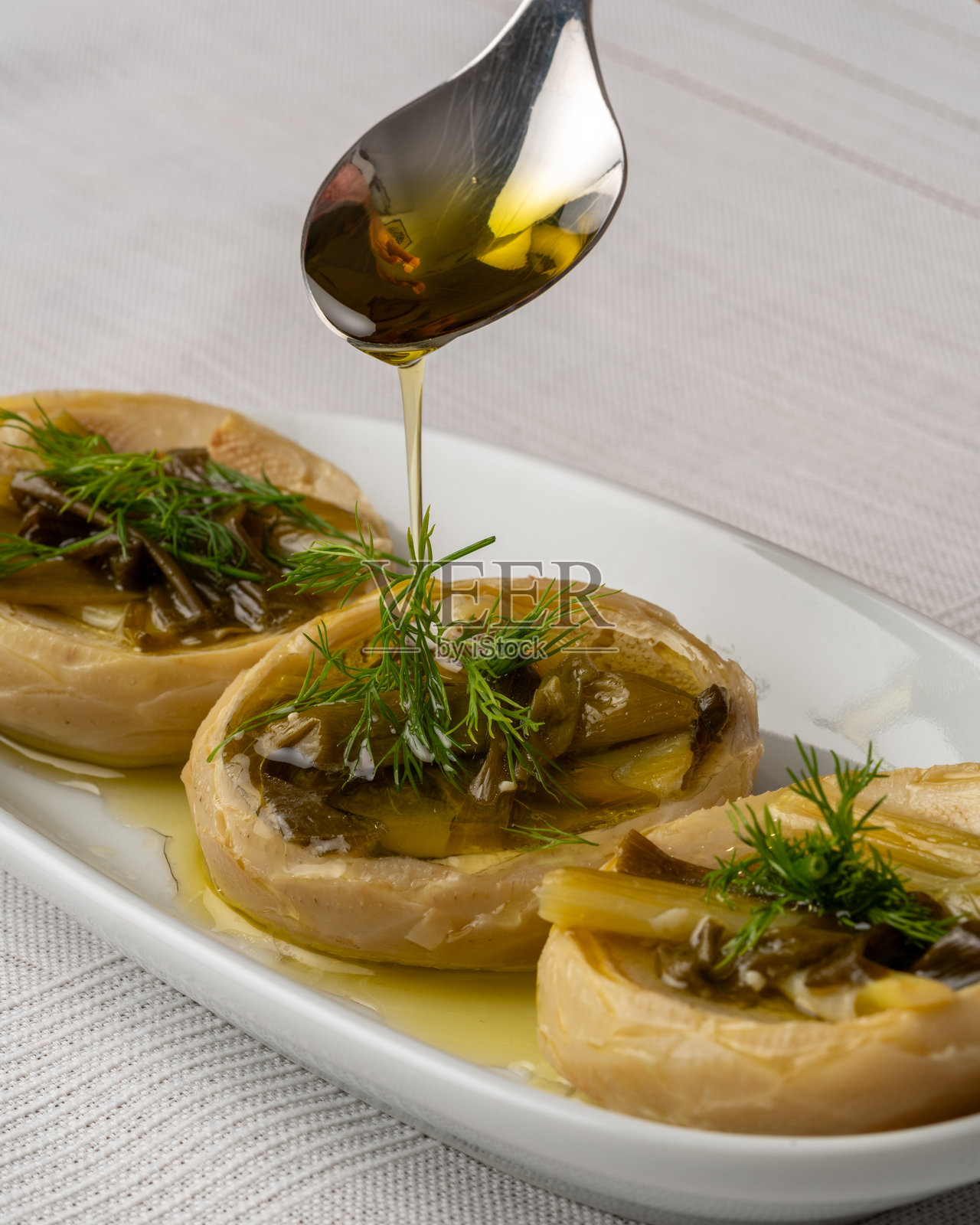 传统美味的土耳其菜；小麦蒸肉丸，混合开胃菜盘照片摄影图片